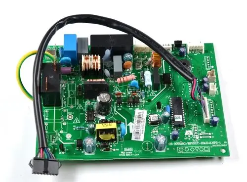 Steuerplatine von Remko, ausgestattet mit verschiedenen elektronischen Komponenten wie Widerständen, Kondensatoren und Steckverbindern.