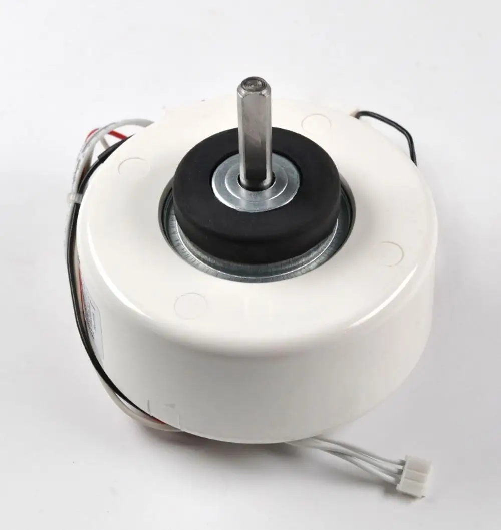 Ventilatormotor Remko, runder Aufbau mit zentraler Achse, umgeben von einem weißen Gehäuse. Anschlüsse für elektrische Verbindung sind sichtbar.