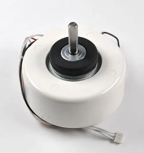 Ventilatormotor Remko, runder Aufbau mit zentraler Achse, umgeben von einem weißen Gehäuse. Anschlüsse für elektrische Verbindung sind sichtbar.