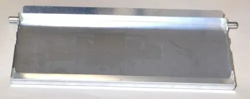 Kondensatwanne aus Metall mit flacher Oberfläche und seitlichen Kanten, zur Aufnahme von Kondensat, hergestellt von Remko.