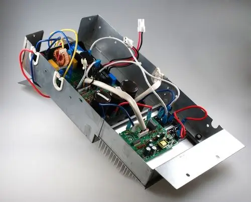 Offene Gehäuseeinheit mit Leiterplatten und Kabeln, vermutlich Teil eines elektrischen Geräts, hergestellt von Remko. Sichtbare Komponenten umfassen Kondensatoren und Transformatoren.