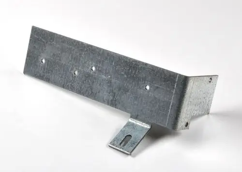 Montageplatte aus verzinktem Stahl, rechteckig mit mehreren Löchern zur Befestigung, geeignet für Anwendungen von Remko. An einer Kante befindet sich eine abgewinkelte Halterung.