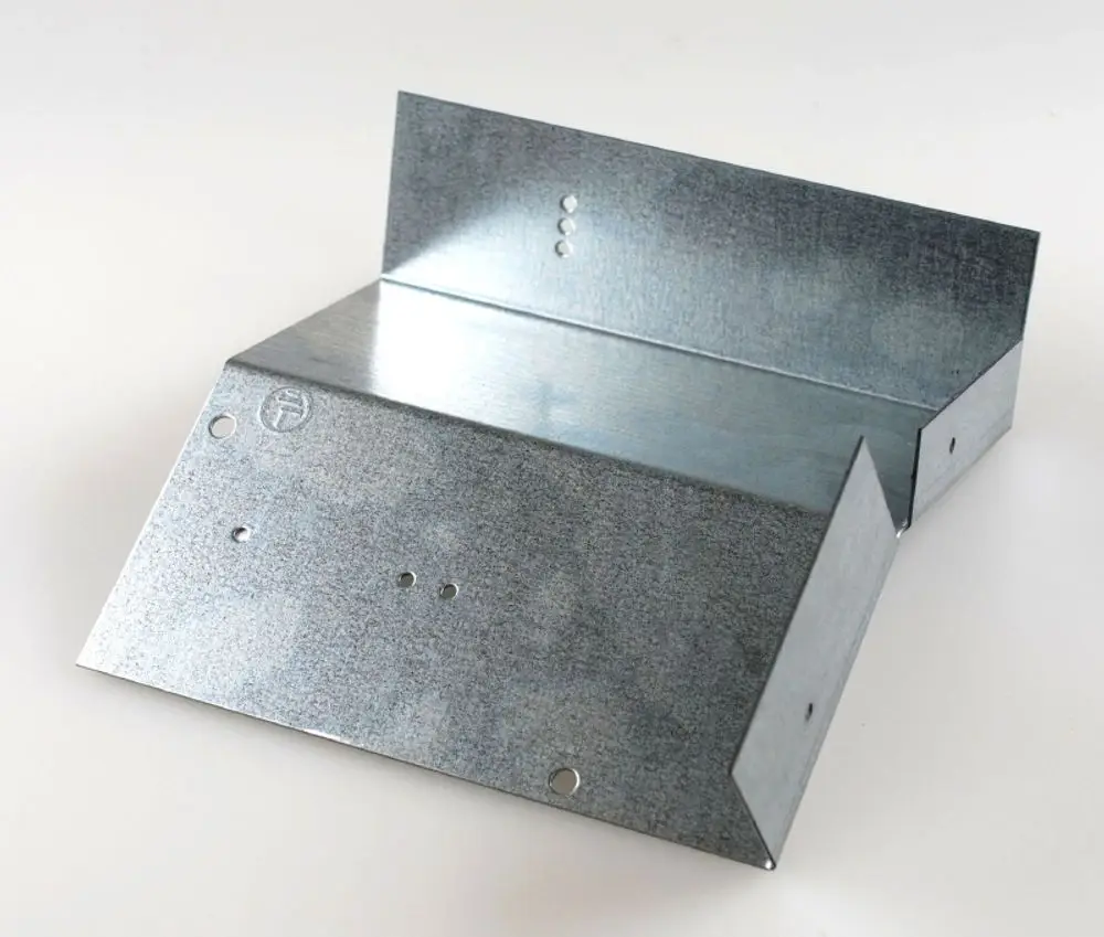 Haltewinkel aus verzinktem Metall mit mehreren Löchern für Befestigungen. Produkt von Remko, zur stabilen Montage von Bauteilen geeignet.