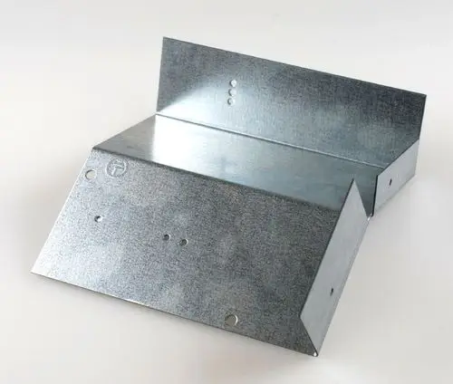 Haltewinkel aus verzinktem Metall mit mehreren Löchern für Befestigungen. Produkt von Remko, zur stabilen Montage von Bauteilen geeignet.