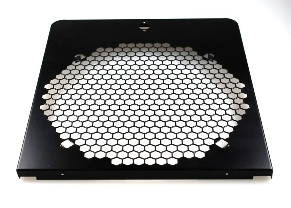 Schwarze Metallplatte mit hexagonalem Lochmuster, möglicherweise als Schutzgitter für Geräte verwendet. Produkt von Remko zur Belüftung oder als Frontabdeckung.