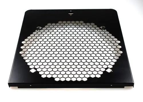 Schwarze Metallplatte mit hexagonalem Lochmuster, möglicherweise als Schutzgitter für Geräte verwendet. Produkt von Remko zur Belüftung oder als Frontabdeckung.