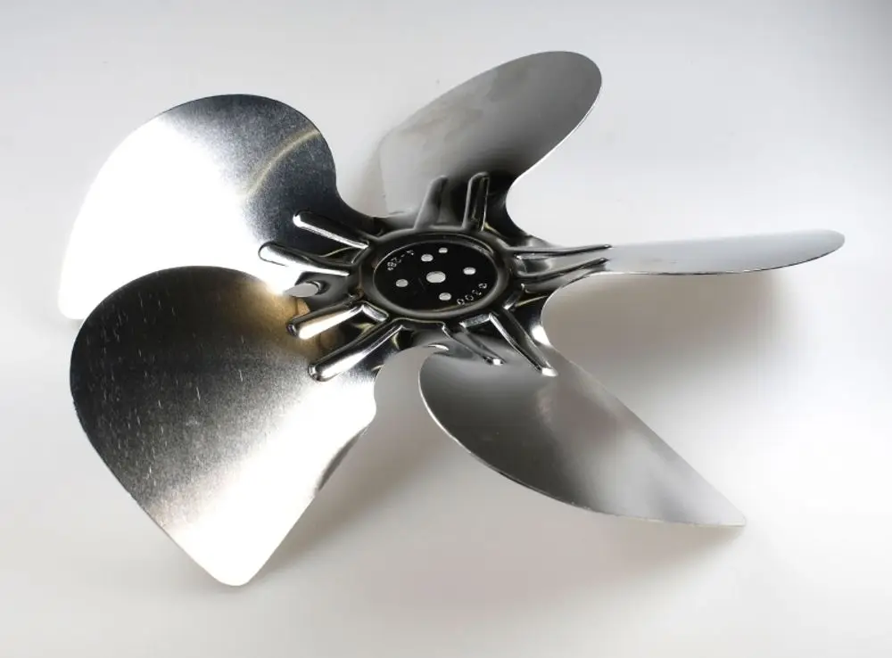 Remko Ventilatorflügel mit vier Metallblättern, zentraler Anordnung und Lochmuster. Präsentiert sich in einer silbernen Ausführung auf hellem Hintergrund.