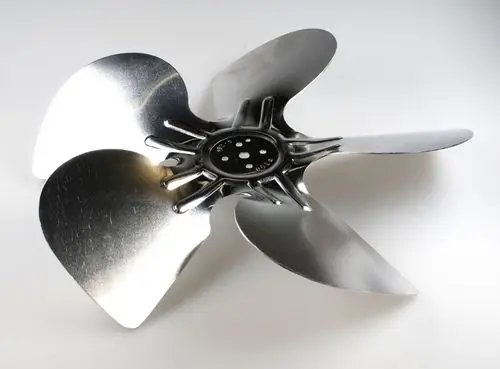 Remko Ventilatorflügel mit vier Metallblättern, zentraler Anordnung und Lochmuster. Präsentiert sich in einer silbernen Ausführung auf hellem Hintergrund.