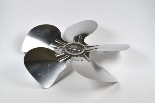 Remko Ventilatorflügel aus Metall mit vier Blättern, flach und rund angeordnet, vor einem weißen Hintergrund abgebildet.