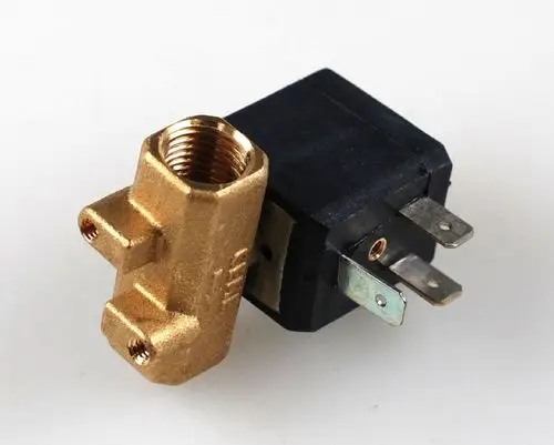 Gas-Magnetventil mit einem metallischen Anschluss und einem elektrischen Körper. Abgebildet ist eine Remko-Komponente in einem neutralen Umfeld.