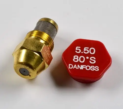 Öldüse mit Metallgehäuse und Sieb, daneben eine rote Kappe mit Schriftzug. Sie gehört zur Marke Remko und wird in Heizsystemen verwendet.