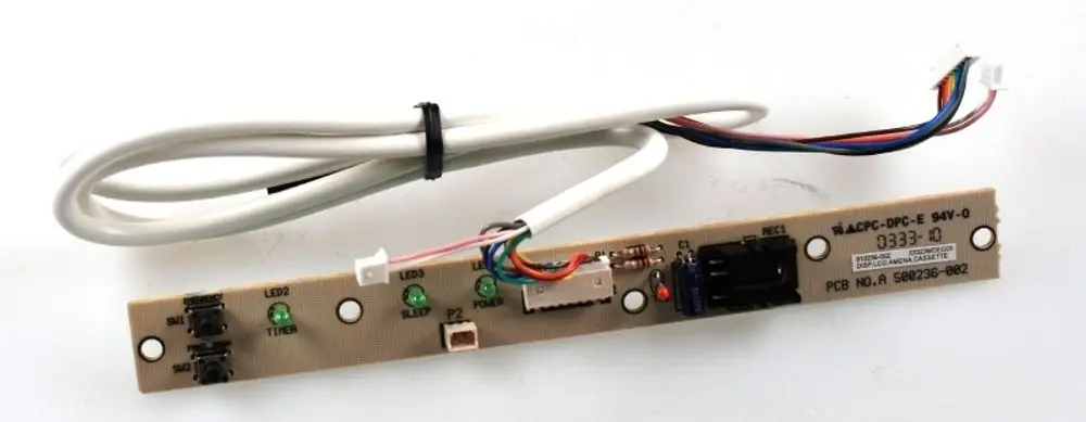 Leiterplatte mit mehreren LEDs, Tasten und Anschlüssen, die zur Steuerung eines Geräts von Remko dient. Kabel für die Verbindung sind ebenfalls vorhanden.