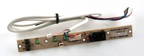 Leiterplatte mit mehreren LEDs, Tasten und Anschlüssen, die zur Steuerung eines Geräts von Remko dient. Kabel für die Verbindung sind ebenfalls vorhanden.