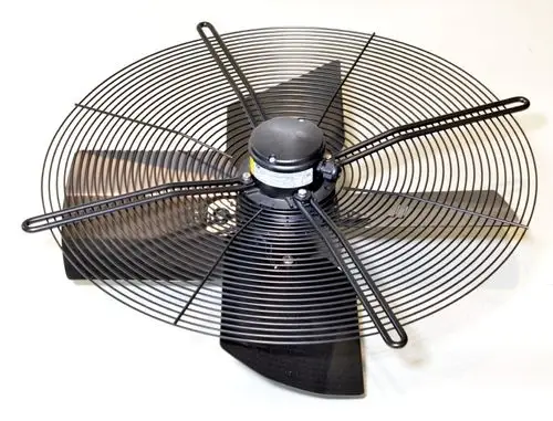 Axialventilator mit einem zentralen Motor und fünf Blättern, umgeben von einem runden Schutzgitter. Hergestellt von Remko, geeignet für effektive Luftzirkulation.