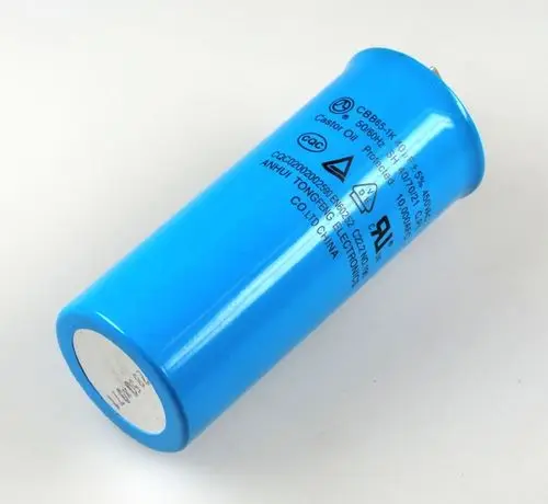 Blauer Elektrolytkondensator mit C bzw. C-Wert, Herstellerangaben und Sicherheitszeichen, hergestellt von Remko. Dient für elektrische Anwendungen.