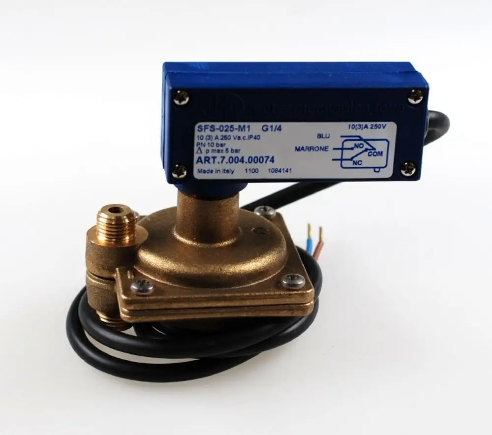 Differenzdruckschalter mit Metallgehäuse und elektrischer Anschlussbox. Sichtbarer Anschluss für Rohrleitung und zwei Kabel. Produkt von Remko.