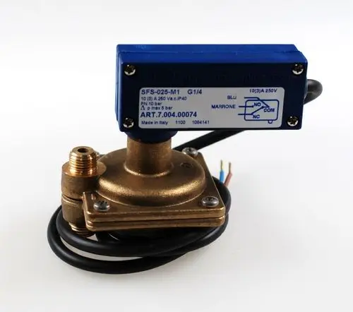 Differenzdruckschalter mit Metallgehäuse und elektrischer Anschlussbox. Sichtbarer Anschluss für Rohrleitung und zwei Kabel. Produkt von Remko.