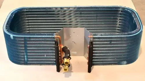 Lamellenwärmetauscher mit ovalem Design und mehreren Rohrleitungen. Gesehenes Produkt von Remko, verwendet in Heiz- und Kühlsystemen.