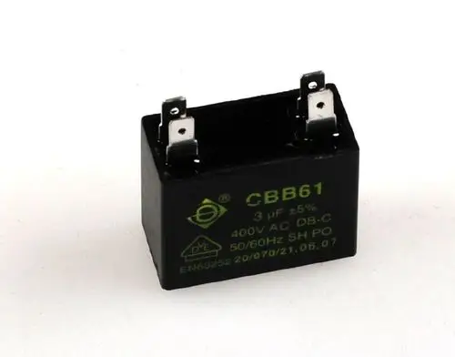 Schwarzer CBB61-Kondensator mit zwei Anschlussklemmen, gekennzeichnet mit 3 µF und 400V AC. Geeignet für Anwendungen wie im Remko Abluftventilatormotor.