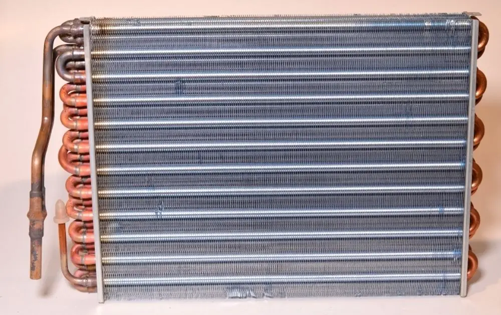 Verdampfer von Remko in horizontaler Bauweise mit kupfernen Rohrleitungen und Metallwärmeleitflächen, geeignet zur Kühlung oder Klimatisierung.
