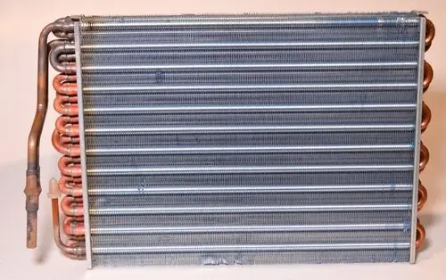 Verdampfer von Remko in horizontaler Bauweise mit kupfernen Rohrleitungen und Metallwärmeleitflächen, geeignet zur Kühlung oder Klimatisierung.