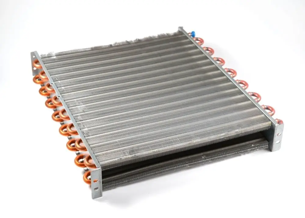 Kühlmittelverflüssiger mit mehreren Kupferrohren und Metallgehäuse. Produkt von Remko, geeignet für den Einsatz in Klimaanlagen.