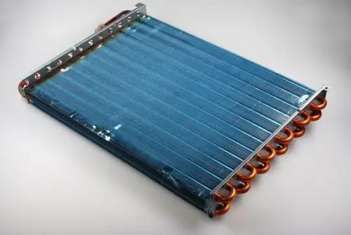 Remko Verdampfer mit blauem Rohrsystem und Kupferverbindungen, auf weißem Hintergrund. Das Produkt dient der Kältetechnik und besitzt eine flache Bauform.