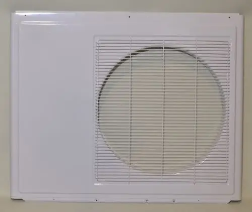 Weißes Lüftungsgitter von Remko mit einem runden Öffnungsbereich und horizontalen Lamellen, montiert an einer glatten Wand.