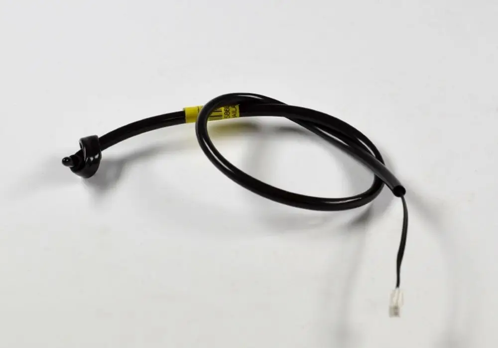 Schwarzes Kabel mit angeschlossenem Sensor, möglicherweise für eine Heizungsanlage von Remko, zeigt eine gebogene Struktur und einen elektrischen Stecker am Ende.