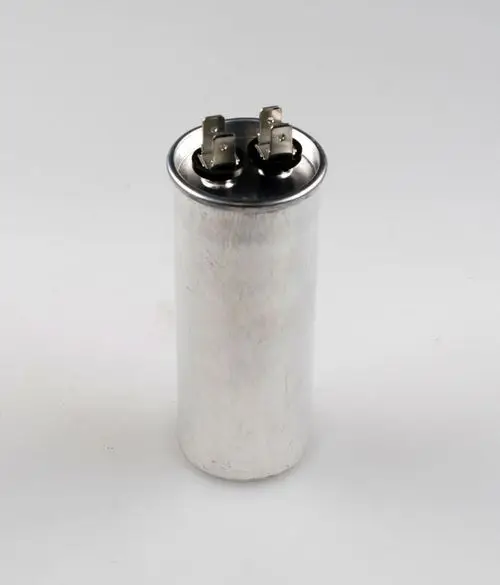 Kondensator von Remko in zylindrischer Form mit zwei Anschlussklemmen oben. Silberne Oberfläche, geeignet für elektrische Anwendungen.