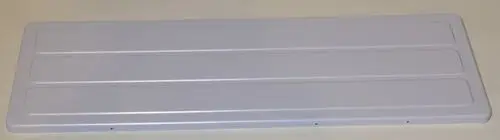Deckblech in neutraler Farbe von Remko, rechteckig mit drei Längsrillen, auf einfarbigem Hintergrund.