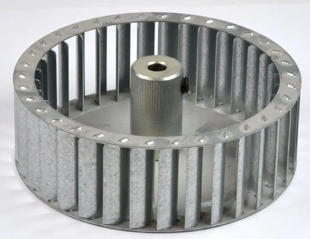 Lüfterrad aus Metall mit radialen Lamellen, hergestellt von Remko, zur Luftzirkulation in Geräten oder Heizsystemen.