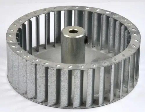 Lüfterrad aus Metall mit radialen Lamellen, hergestellt von Remko, zur Luftzirkulation in Geräten oder Heizsystemen.