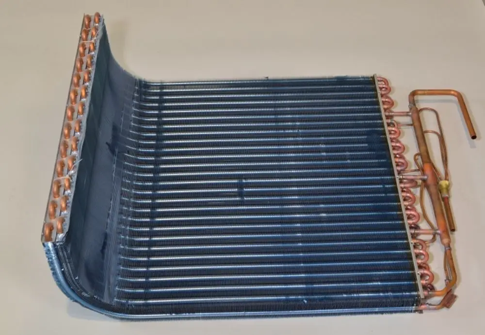 Lamellenverflüssiger von Remko mit Sicht auf die Kupferrohre und Aluminiumlamellen, montiert und bereit für den Einsatz in einem klimatischen System.