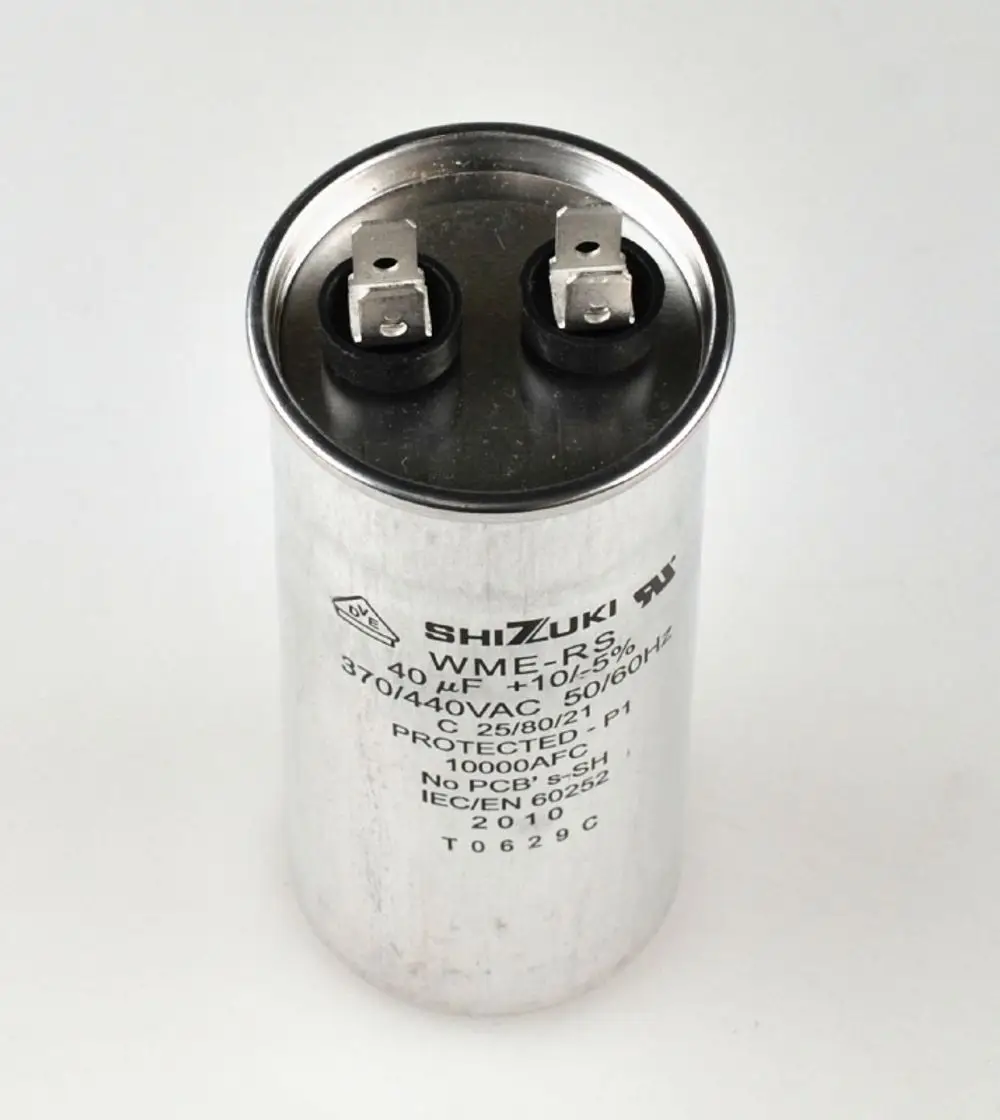 Metallischer Kondensator mit zwei Anschlussklemmen. Auf dem Gehäuse sind technische Daten sowie die Marke Remko zu sehen. Geeignet für Anwendungen in Kompressoren.