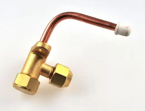 Absperrventil von Remko mit einer Kupferleitung und zwei Anschlussgewinden. Das Ventil hat eine bronzefarbene Oberfläche und ist für die Verwendung in Rohrsystemen geeignet.