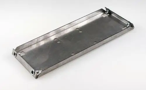 Metallische Halterung, flach und rechteckig, mit Löchern und Kanten zur Befestigung. Produkt von Remko, geeignet für Montagezwecke.