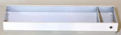 Gerätegehäuse in weißer Ausführung mit einer offenen und einer geschlossenen Kammer. Hergestellt von Remko.