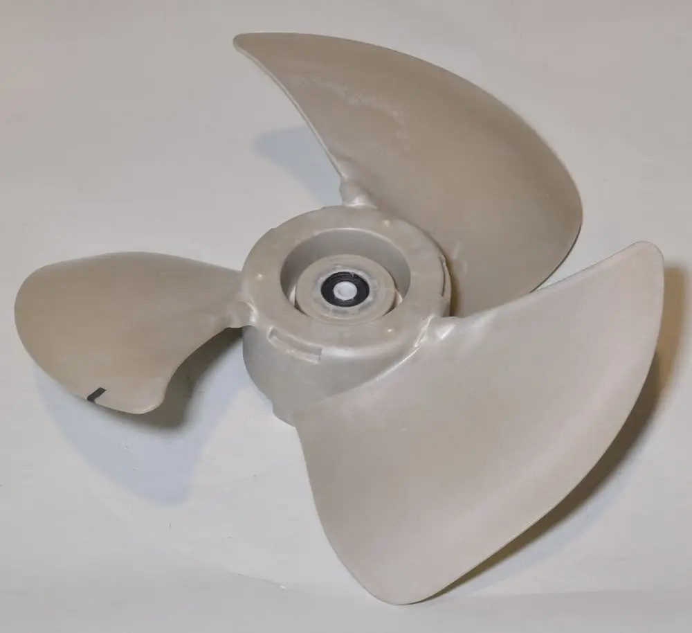 Remko Ventilatorflügel mit drei blattförmigen Elementen in neutraler Farbe, zentrales Befestigungsloch. Ideal für den Einsatz in Lüftungs- und Klimaanlagen.