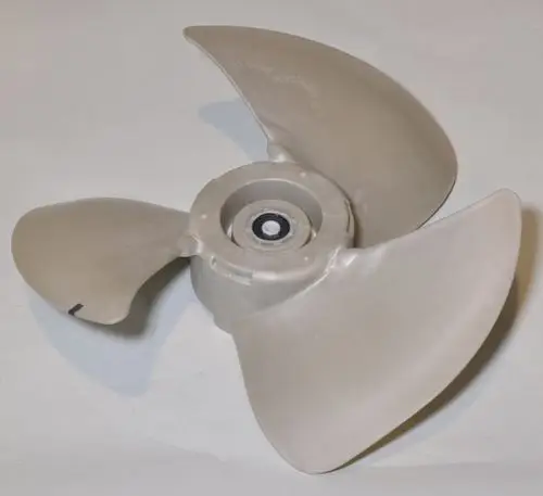 Remko Ventilatorflügel mit drei blattförmigen Elementen in neutraler Farbe, zentrales Befestigungsloch. Ideal für den Einsatz in Lüftungs- und Klimaanlagen.