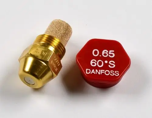 Danfoss Öldüse in goldenem Metall mit feiner Filterstruktur und rotem Deckel. Marke Remko. Kombiniert präzises Düsenmanagement mit zuverlässiger Materialqualität.