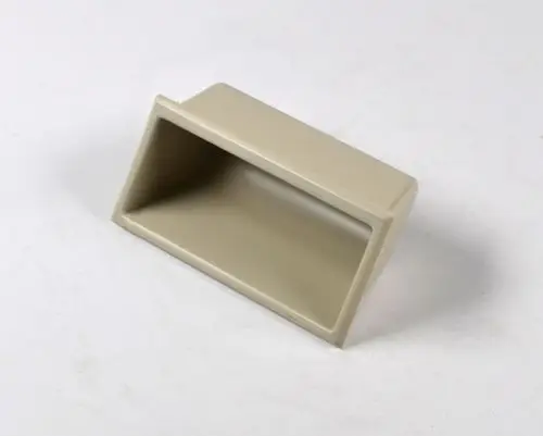 Griffmulde aus Kunststoff in neutraler Farbe, geeignet für verschiedene Anwendungen. Hersteller ist Remko. Das Produkt hat eine trapezförmige Öffnung.