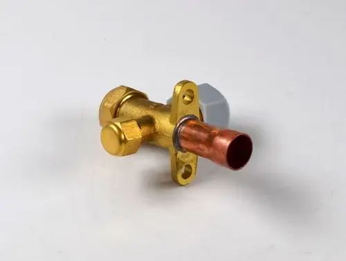 Absperrventil aus Messing mit Kupferrohr und einem Montageflansch. Das Produkt ist für die Saugleitung konzipiert und stammt von der Marke Remko.