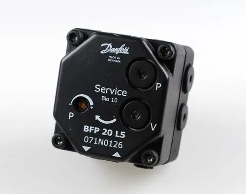 Ölpumpe der Marke Danfoss mit Anschlussmöglichkeiten und Serviceindikator, auf schwarzem Gehäuse beschriftet. Sichtbare Anschlüsse für P und V.
