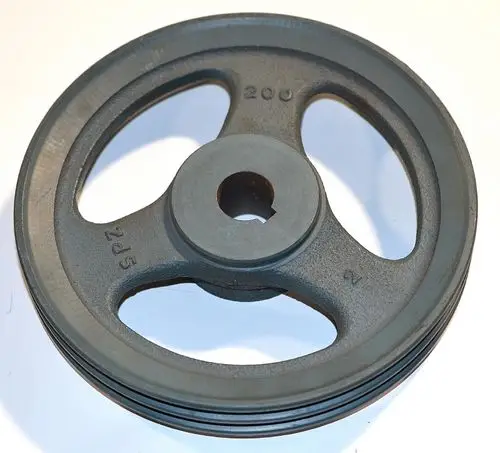 Keilriemenscheibe mit mehreren Rillen, aus stabilem Material, in neutralem Farbton, hergestellt von Remko. Geeignet für mechanische Anwendungen.