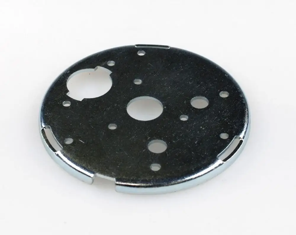 Montageplatte aus Metall mit mehreren Bohrungen, hergestellt von Remko. Die Platte hat einen runden Durchmesser und ist für zentrale Befestigungen konzipiert.