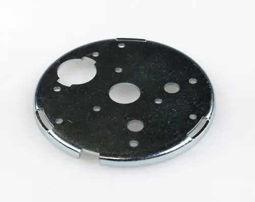 Montageplatte aus Metall mit mehreren Bohrungen, hergestellt von Remko. Die Platte hat einen runden Durchmesser und ist für zentrale Befestigungen konzipiert.