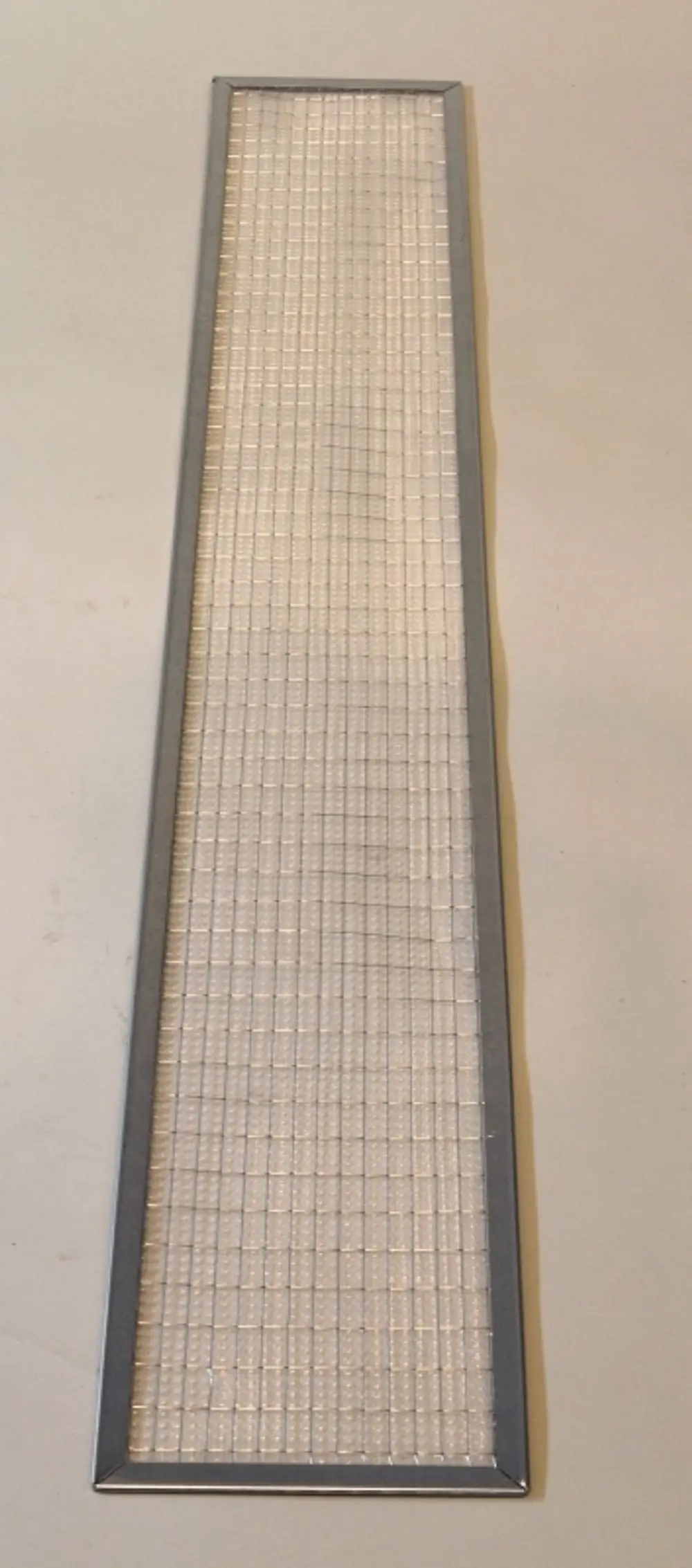 Luftfilter mit rechteckigem Metallrahmen und engmaschigem Gitter, geeignet für Anwendungen von Remko, zur Luftreinigung in Klimaanlagen oder Lüftungsanlagen.