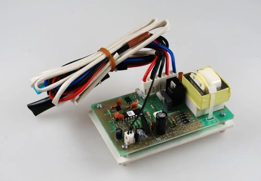 Platinenmodul mit verschiedenen elektrischen Komponenten und Kabeln, hergestellt von Remko. Es dient zur Regelung von Heizsystemen.
