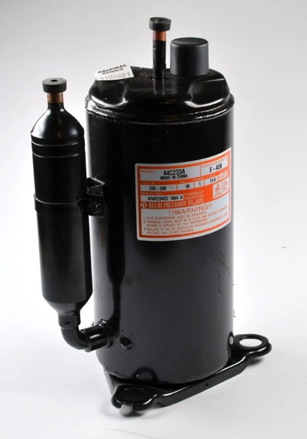 Schwarzer Kompressor mit mehreren Anschlüssen und Warnhinweisen, hergestellt von Remko. Auf dem Gerät sind technische Angaben und Sicherheitshinweise angebracht.